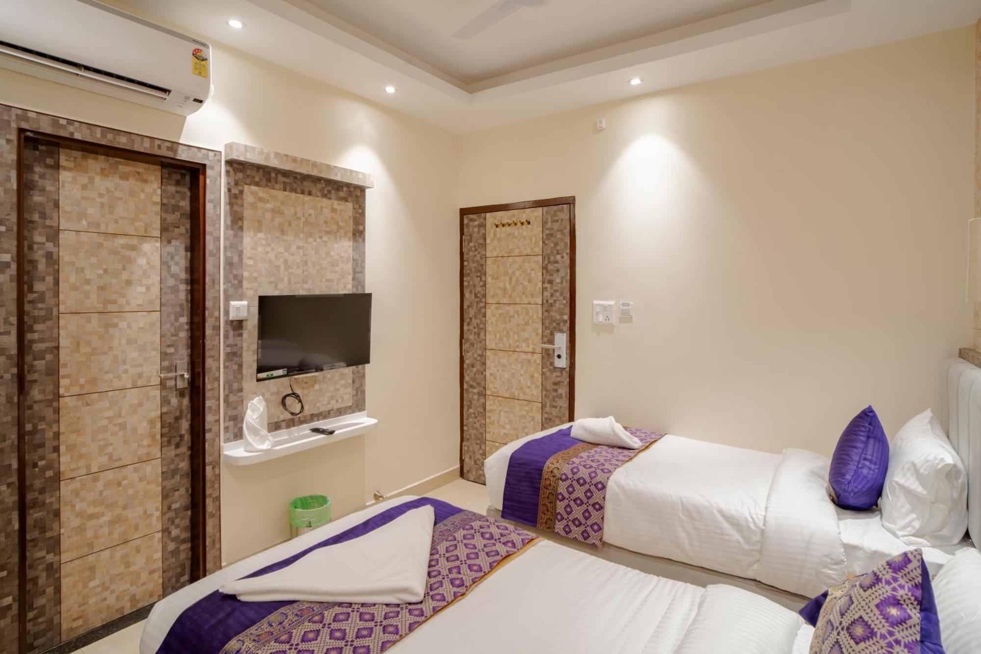 Hotel Omkar International Varanasi --A Premium Luxury Hotel -- 5-Star Feel At An Affordable Price -- Exterior foto