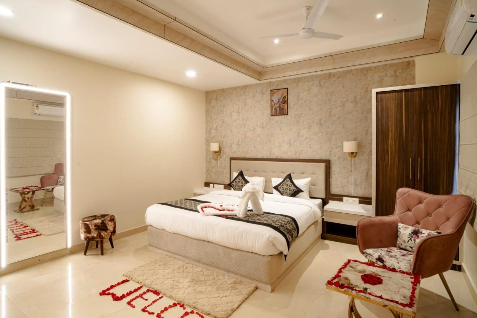 Hotel Omkar International Varanasi --A Premium Luxury Hotel -- 5-Star Feel At An Affordable Price -- Exterior foto