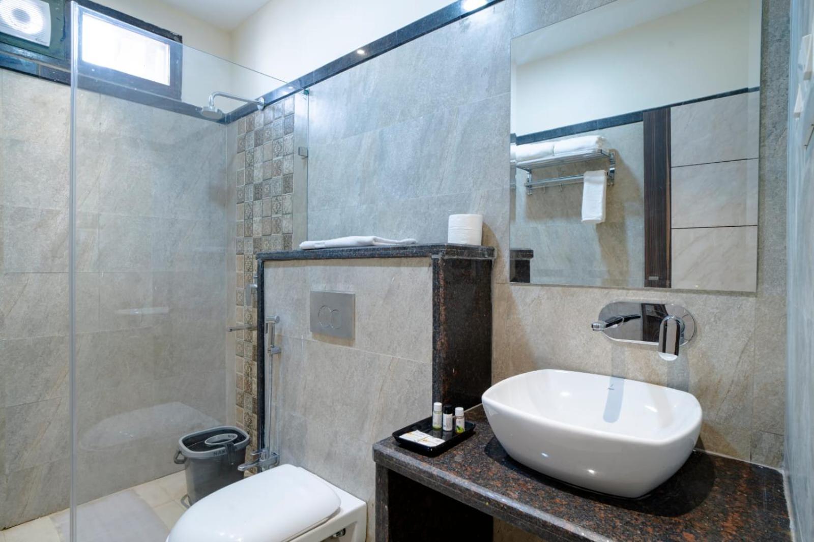 Hotel Omkar International Varanasi --A Premium Luxury Hotel -- 5-Star Feel At An Affordable Price -- Exterior foto