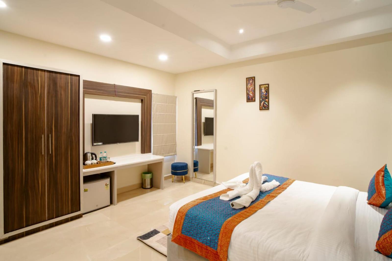 Hotel Omkar International Varanasi --A Premium Luxury Hotel -- 5-Star Feel At An Affordable Price -- Exterior foto